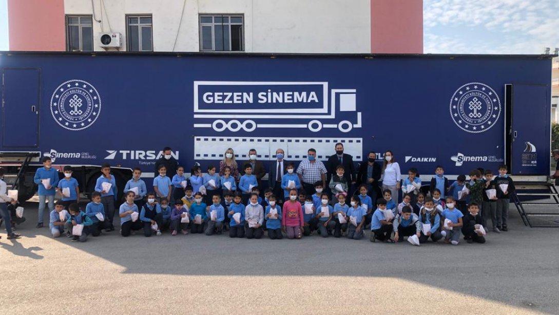 Büyük İlçeler Güven ve Dönüşüm Projesi Kapsamında Yer Alan Gezen Sinema Yusuf Bayık İlkokulu'nu Ziyaret Etti