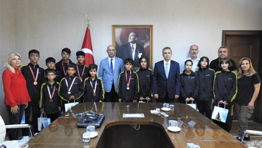 Türkiye Şampiyonu Öğrenciler Toroslar Kaymakamı İbrahim ÇENET'i Ziyaret Etti