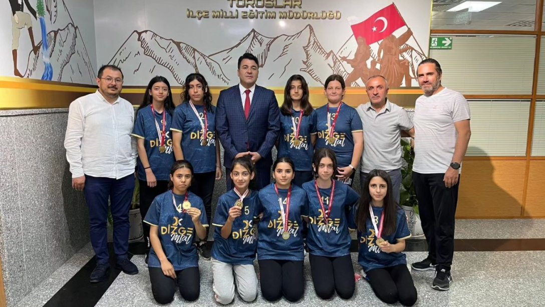 Yıldız Kızlar Hokey Türkiye Finallerine Gidecek Olan Mersin Ziraat Odası Ortaokulu Öğrencileri İlçe Millî Eğitim Müdürü Sayın Oğuzhan TÜLÜCÜ'yü Ziyaret Ettiler