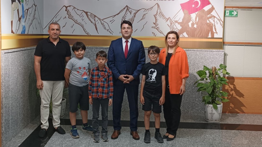 Blok Tabanlı Kodlama Yarışmasında Türkiye İkincisi Olan Toroslar BİLSEM Takımı Öğrencileri İlçe Milli Eğitim Müdürü Sayın Oğuzhan TÜLÜCÜ'yü Ziyaret Ettiler