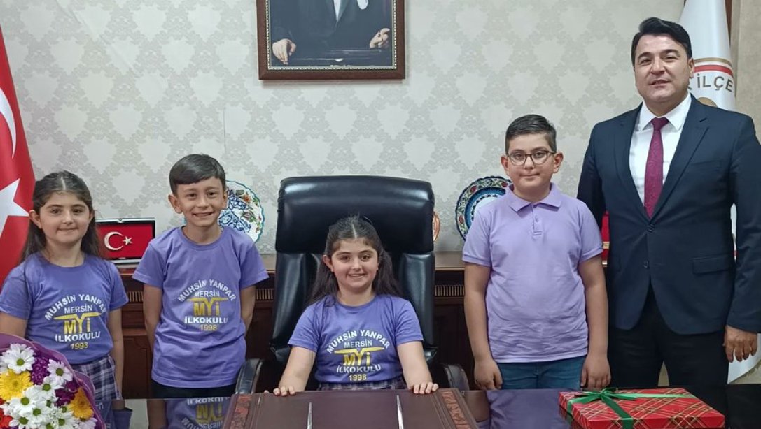 Muhsin Yanpar İlkokulu Öğrencileri İlçe Milli Eğitim Müdürümüz Sayın Oğuzhan TÜLÜCÜ'yü 23 Nisan Münasebetiyle Ziyaret Etti