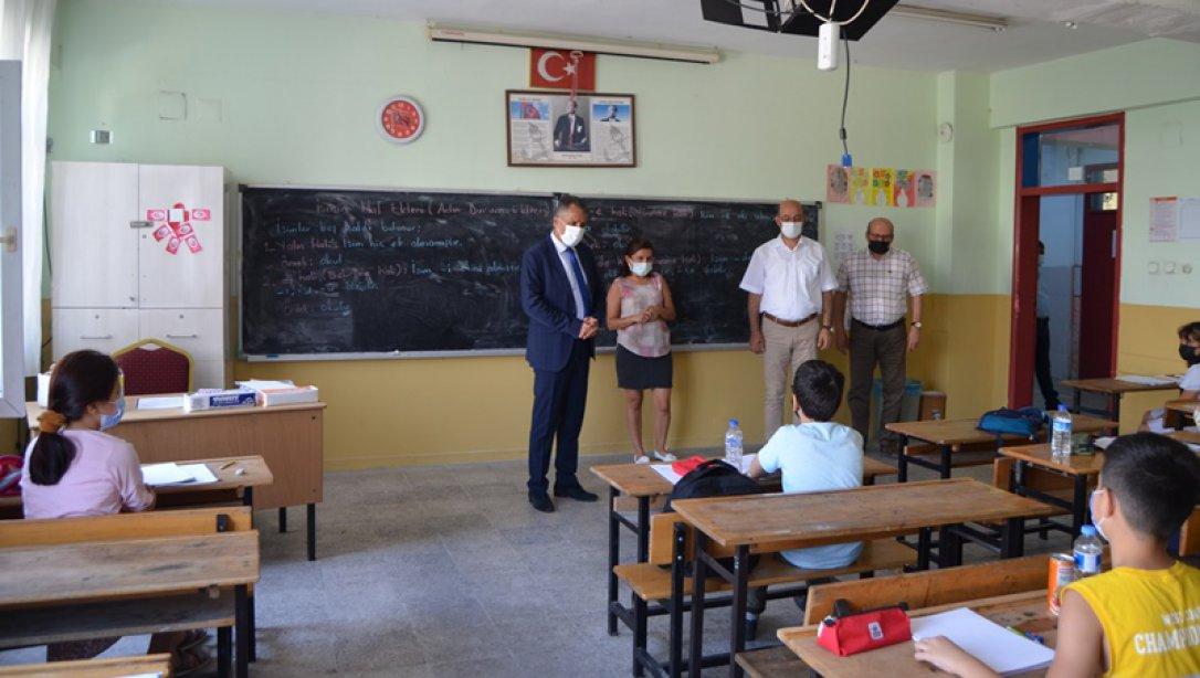 Toroslar Kaymakamı Ahmet Hikmet Şahin Telafide Ben de Varım Etkinlikleri Kapsamında Atatürk İlkokulu/Ortaokulunu Ziyaret Etti 