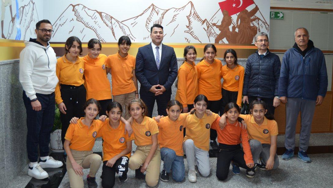 Alsancak Lions Ortaokulu Sporcu Öğrencileri İlçe Milli Eğitim Müdürü Sayın Oğuzhan TÜLÜCÜ'yü Ziyaret Ettiler