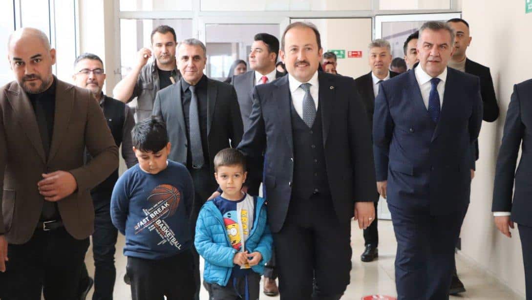 Mersin Valisi Sayın Ali Hamza PEHLİVAN ve İl Milli Eğitim Müdürü Sayın Adem KOCA, Depremzede Vatandaşlarımızın Misafir Edildiği Pansiyonları Ziyaret Etti