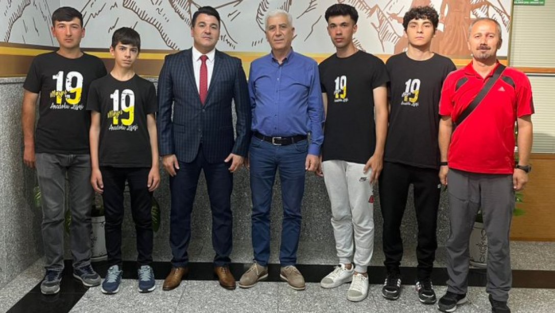 Okullar Arası Kick Boks ve Dart yarışmalarında İl Birincisi Olan 19 Mayıs Anadolu Lisesi Öğrencileri İlçe Müdürü Sayın Oğuzhan TÜLÜCÜ'yü Ziyaret Ettiler