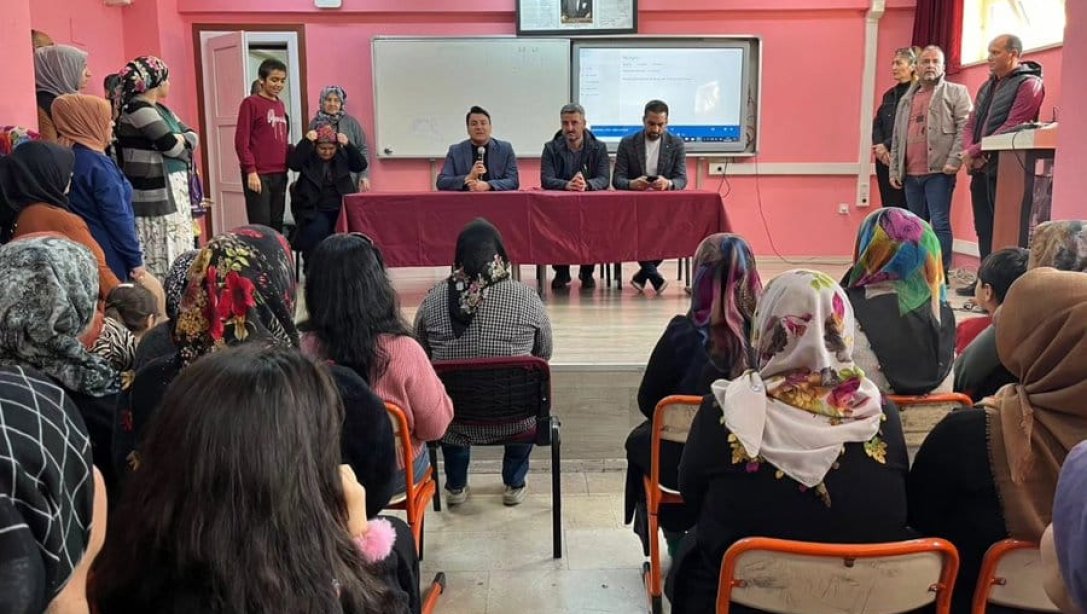 İlçe Milli Eğitim Müdürümüz Sayın Oğuzhan TÜLÜCÜ, Mehmet Akif Ersoy Ortaokulu 2. Dönem Veli Toplantısına Katıldı